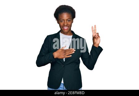 Junge afroamerikanische Mädchen in Business-Kleidung lächelnd Fluchen mit der Hand auf der Brust und die Finger nach oben, so dass eine Treue Versprechen Eid Stockfoto