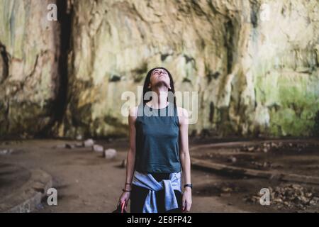 Reise in devetaschka Höhle in der Nähe von Lovech Stockfoto