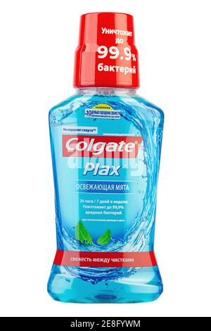 Ukraine, Kiew - Januar 11. 2021:Weißes Hintergrundfoto einer Colgate Marke Mundwasser. Produkt zum Schutz vor Zahnstein und Plaque. Datei Forts Stockfoto