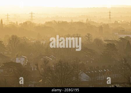 WIMBLEDON LONDON, GROSSBRITANNIEN 31. JANUAR 2021. Die Dächer von Wimbledon werden an einem kalten Wintermorgen in strahlenden Sonnenschein getaucht. Kredit: amer ghazzal/Alamy Live Nachrichten Stockfoto