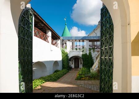 Auf dem Gebiet der Heiligen Dreifaltigkeit Ipatiev Kloster. Ipatiev Kloster im westlichen Teil von Kostroma am Ufer des gleichen Flusses in der Nähe seiner conf Stockfoto