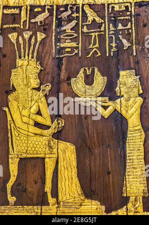 Ägypten, Kairo, Ägyptisches Museum, aus dem Grab von Yuya und Thuya in Luxor : Holzstuhl, mit verputzten und vergoldeten Dekorationen. Stockfoto