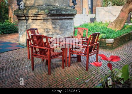 Haus Außenterrasse mit Holzterrasse und Sesseln. Stockfoto