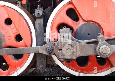 Nahaufnahme für die Dampflokomotive, das Rad und die Achse und die Antriebswelle sind die wichtigen Teile des Schienenfahrzeugarts. Stockfoto