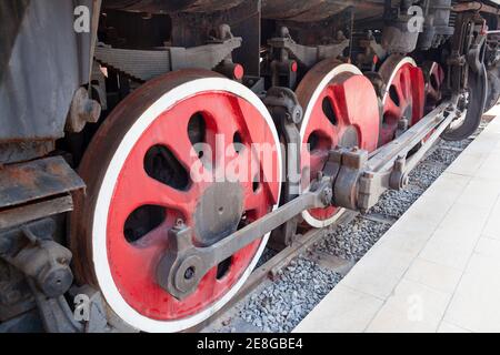 Nahaufnahme für den Teil der Dampflokomotive. Das Rad, die Achse und die Antriebswelle sind die wichtigen Teile des Schienenfahrmaterial. Stockfoto