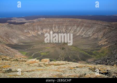 Caldera Blanca, White Crater, der breiteste Vulkankrater von Lanzarote, Kanarische Inseln, Spanien. Blick vom Gipfel. Stockfoto