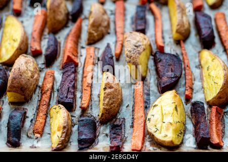 Restaurant, Vegetarismus, schnelles, gesundes Essen, Rezepte Konzepte - Ofen gebackenes Gemüse Kartoffeln Karotten, Rüben mit würzidem Dill. Geröstet Stockfoto