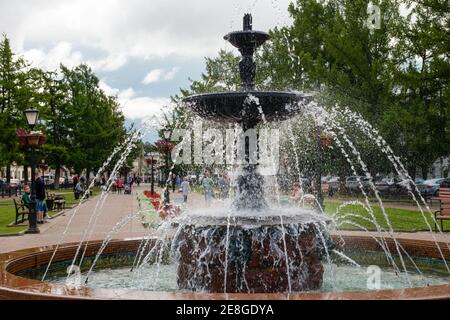 Kostroma, Russland - 11. August 2020: Goldener Ring Russlands. Kostroma. Brunnen auf dem Platz auf dem Sowezki Platz. Wasser spritzt gegen den Hintergroun Stockfoto