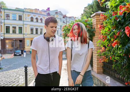 Jugend, Jugendliche, Lebensstil, Porträt von lächelnd glücklich Teenager Junge und Mädchen Stockfoto