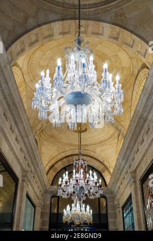 Bordeaux, Frankreich. Einkaufsviertel an der Straße Cours de l´Intendant. Kleidung, Weinreben und Glaswaren. Elegante und elegante Geschäfte. Stockfoto