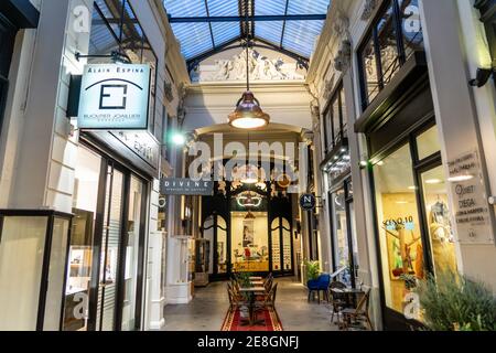 Bordeaux, Frankreich. Einkaufsviertel an der Straße Cours de l´Intendant. Kleidung, Weinreben und Glaswaren. Elegante und elegante Geschäfte. Stockfoto