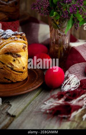Osterkuchen Kraffin. Kraffine mit Rosinen, kandierten Früchten und Mohn, mit Puderzucker bestreut. Nahaufnahme von hausgemachtem Kuchen. Cruffin. Stockfoto
