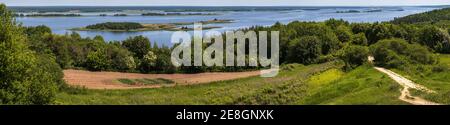 Dnipro Flussufer Sommer Panorama-Landschaft, Kaniv Wasserreservoir, Kiew Region, Ukraine. Stockfoto