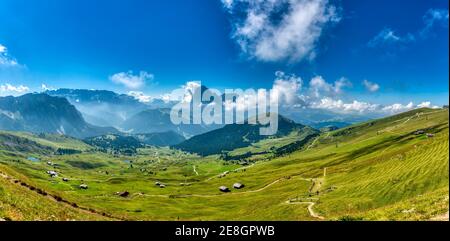 Sommer tolle Landschaft von der Spitze der Seceda mit nebligen im Tal, Trentino-Südtirol - Italien Stockfoto