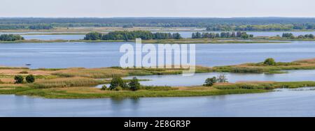 Dnipro Fluss Sommer Panorama-Landschaft, Kaniv Wasserreservoir, Kiew Region, Ukraine. Stockfoto