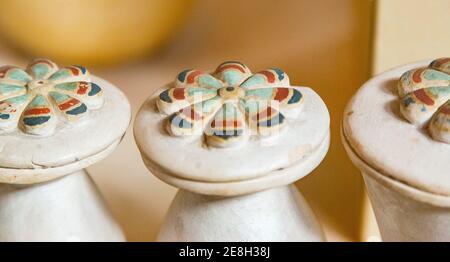 Ägypten, Kairo, Ägyptisches Museum, aus dem Grab von Yuya und Thuya in Luxor : Dummy Vasen in Kalkstein, auf einem Holzsockel, zu Yuya gehören. Stockfoto