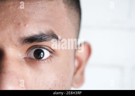 Detail Aufnahme des jungen Mannes Auge Stockfoto