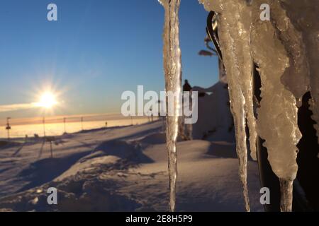 Schierke, Deutschland. Januar 2021. Eiszapfen hängen an einem Gebäude am Bahnhof Brocken. Der Brocken begrüßte seine Besucher am Sonntag mit einer außergewöhnlichen Fernsicht. Das sonnige Wetter zog viele Wanderer auf den Harz Gipfel. Die Temperaturen auf dem Brocken lagen im zweistelligen Minusbereich. Quelle: Matthias Bein/dpa-Zentralbild/dpa/Alamy Live News Stockfoto