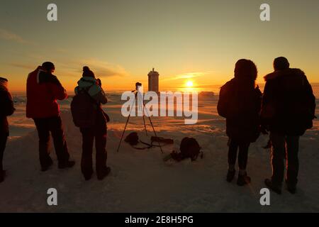 Schierke, Deutschland. Januar 2021. Die Brocken-Wetterstation ist im Licht der aufgehenden Sonne gebadet. Der Brocken begrüßte seine Besucher am Sonntag mit einer außergewöhnlichen Fernsicht. Das sonnige Wetter zog viele Wanderer auf den Harz Gipfel. Die Temperaturen auf dem Brocken lagen im zweistelligen Minusbereich. Quelle: Matthias Bein/dpa-Zentralbild/dpa/Alamy Live News Stockfoto