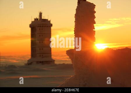 Schierke, Deutschland. Januar 2021. Die Brocken-Wetterstation ist im Licht der aufgehenden Sonne gebadet. Der Brocken begrüßte seine Besucher am Sonntag mit einer außergewöhnlichen Fernsicht. Das sonnige Wetter zog viele Wanderer auf den Harz Gipfel. Die Temperaturen auf dem Brocken lagen im zweistelligen Minusbereich. Quelle: Matthias Bein/dpa-Zentralbild/ZB/dpa/Alamy Live News Stockfoto