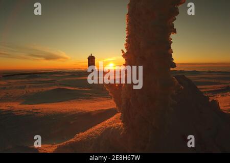 Schierke, Deutschland. Januar 2021. Die Brocken-Wetterstation ist im Licht der aufgehenden Sonne gebadet. Der Brocken begrüßte seine Besucher am Sonntag mit einer außergewöhnlichen Fernsicht. Das sonnige Wetter zog viele Wanderer auf den Harz Gipfel. Die Temperaturen auf dem Brocken lagen im zweistelligen Minusbereich. Quelle: Matthias Bein/dpa-Zentralbild/dpa/Alamy Live News Stockfoto