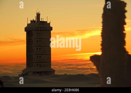 Schierke, Deutschland. Januar 2021. Die Brocken-Wetterstation ist im Licht der aufgehenden Sonne gebadet. Der Brocken begrüßte seine Besucher am Sonntag mit einer außergewöhnlichen Fernsicht. Das sonnige Wetter zog viele Wanderer auf den Harz Gipfel. Die Temperaturen auf dem Brocken lagen im zweistelligen Minusbereich. Quelle: Matthias Bein/dpa-Zentralbild/ZB/dpa/Alamy Live News Stockfoto