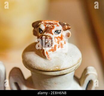 Kairo, Ägyptisches Museum, aus dem Grab von Yuya und Thuya in Luxor : Dummy Vase in Kalkstein, zu Yuya gehören. Der Deckel hat die Form eines Stierkopfes. Stockfoto