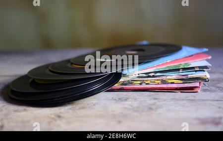 Alte Vinyls auf einem alten Tisch Stockfoto