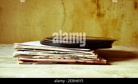 Alte Vinyls auf einem alten Tisch Stockfoto