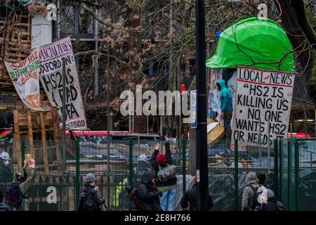 London, Großbritannien. Januar 2021. Das Anti-HS2-Erlöseraufstand-Lager wird weiterhin von Gerichtsvollzieher (vom National Enforcement Team, NET, einer Tochtergesellschaft der High Court Enforcement Group) am Bahnhof Euston geräumt. Die Gerichtsvollzieher sind nun auf den Abbau der Struktur über den Tunneleingängen umgezogen. Kredit: Guy Bell/Alamy Live Nachrichten Stockfoto