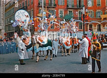 Der bunte Nizza Karneval in Nizza, Frankreich, 8. Februar 1959 – der Winterkarneval ist neben dem Karneval in Rio und Venedig und dem Mardi Gras in New Orleans eines der größten Straßenereignisse der Welt. Es findet jährlich im Februar (manchmal Anfang März) in Nizza an der französischen Riviera statt. Hier bereiten sich Frauen auf dem Pferderücken auf die Veranstaltung vor. Stockfoto