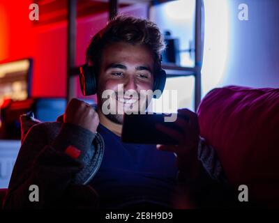 Optimistische diverse Kryptowährungshändler, die Graphen des Kryptowährungsmarktes analysieren und den Bildschirm betrachten Stockfoto