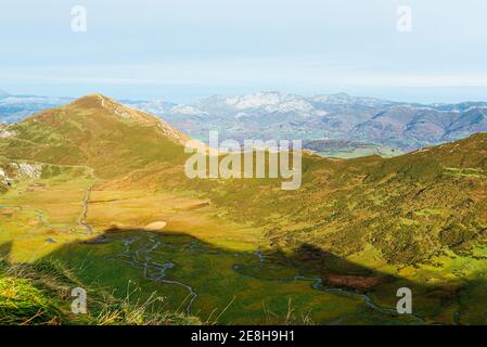 Atemberaubende Landschaft von riesigen hügeligen Hochland mit üppigem Grün bedeckt Und schmale kurvige Flüsse unter blauem Himmel auf klaren sonnigen Wetter Stockfoto