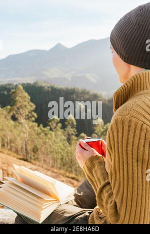 Porträt einer jungen afroamerikanischen Frau mit traditionellem Kamm in afro-Haare in stilvollem, farbenfrohem, informellem Outfit Grüne Farbe Stockfoto