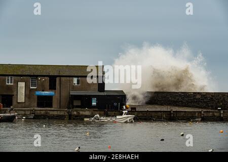 Lyme Regis, Dorset, Großbritannien. Januar 2021. UK Wetter: Riesige Wellen krachen bei Flut über dem Cobb nach einer Nacht mit starkem Regen und starken Winden im Küstenresort Lyme Regis. Kredit: Celia McMahon/Alamy Live Nachrichten Stockfoto