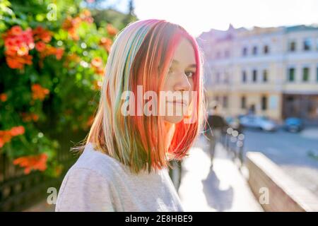 Nahaufnahme von Teenager-Mädchen Kopf mit bunten gefärbten Haaren, komplexe Färbung Stockfoto