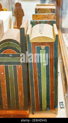 Ägypten, Kairo, Ägyptisches Museum, aus dem Grab von Yuya und Thuya in Luxor : Ushebti Boxen, eine von ihnen hat eine Inschrift und einen Knopf mit einer Rosette. Stockfoto