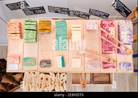 Ein Haufen von süßen, zitronenaromatisierten Macarons mit leckerer Füllung, serviert auf gelbem Hintergrund in einem hellen Raum Stockfoto