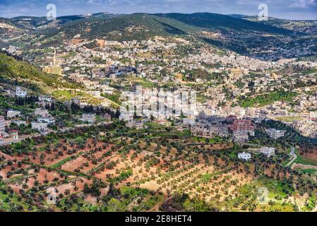 Luftaufnahme der Stadt Ajloun vom Rabad Schloss, Jordanien. Ajloun ist eine hügelige Stadt im Norden Jordaniens, die für ihre beeindruckenden Burgruinen berühmt ist Stockfoto