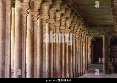 Kolonnade in Sri Ranganathaswamy Tempel, Indien. Der Sri Ranganathaswamy ist ein Hindu-Tempel, der im Dravidian Architekturstil gebaut wurde Stockfoto