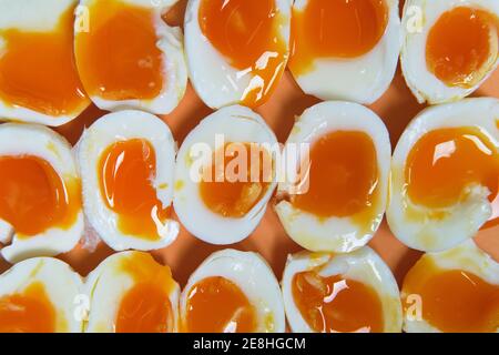 Draufsicht auf Vollformat Hintergrund von frischen weich gekocht Eier in Reihen auf dem Tisch angeordnet Stockfoto