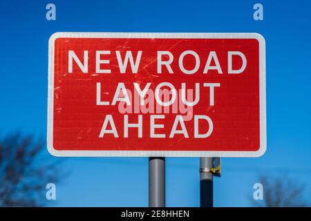 Neues Straßenlayoutschild. Rotes Schild mit Hinweis auf eine neue Straßenführung voraus. Stockfoto