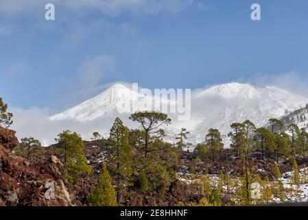 Malerische Landschaft der felsigen Bergkette mit Hängen bedeckt mit Dicke Schneeschicht auf riesigen rauen Tal darunter Blauer Himmel Stockfoto