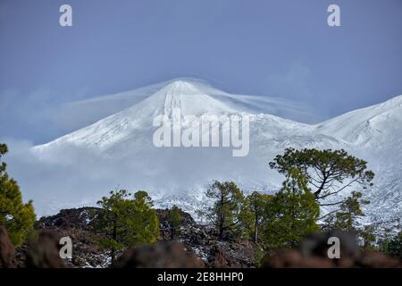 Malerische Landschaft der felsigen Bergkette mit Hängen bedeckt mit Dicke Schneeschicht auf riesigen rauen Tal darunter Blauer Himmel Stockfoto