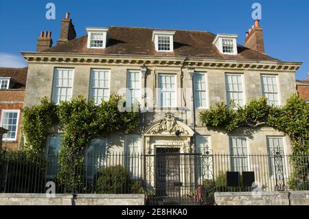 Vorderfassade des historischen Mompesson House in Salisbury, Wiltshire. Mit Blick auf die Kathedrale in der Nähe, wurde im 18. Jahrhundert erbaut und ist offen für Stockfoto