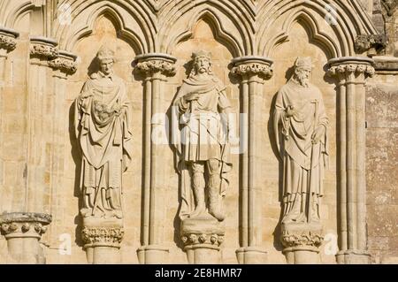 Heilige Alphege, Edmund der Märtyrer und Thomas von Canterbury Statuen in Salisbury Cathedral, Wiltshire. Die Statuen wurden von James Redfern im Jahr 18 modelliert Stockfoto