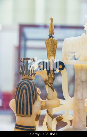 Ägypten, Kairo, Tutanchamon Alabaster, aus seinem Grab in Luxor : Rückseite einer Komposit-Parfümvase auf durchbrochenem Sockel. Stockfoto
