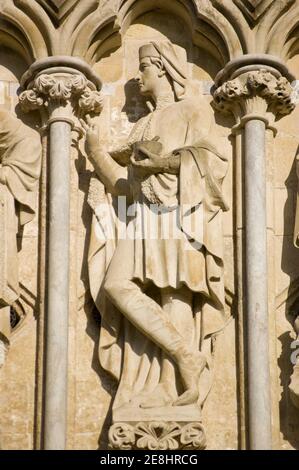 Steinskulptur des Heiligen Damian mit Stößel und Mörtel. 1868 von James Redfern modelliert und an der Westfront der Kathedrale von Salisbury ausgestellt. Stockfoto