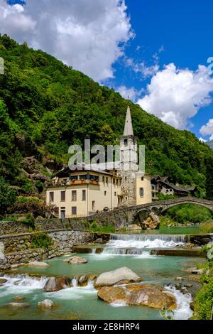 Fontainemore, mit Fluss Lys, Lystal, Gressoney-Tal, Aostatal, Italien Stockfoto