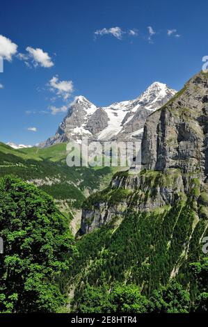 Blick auf den Eiger und den Mönch vom Lauterbrunnental bei Murren. Stockfoto